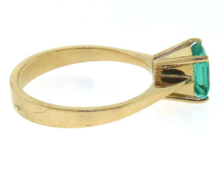 Graceful 18kt Emerald Cut Emerald Ring