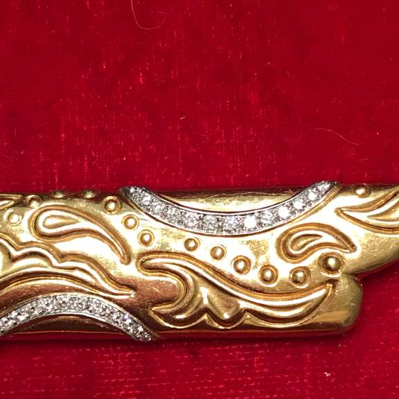 Extremely Collectable Vintage 18k gold and platinum , diamond and onyx brooch