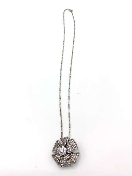Marvelous Flower Pendant Necklace in Sterling Silver