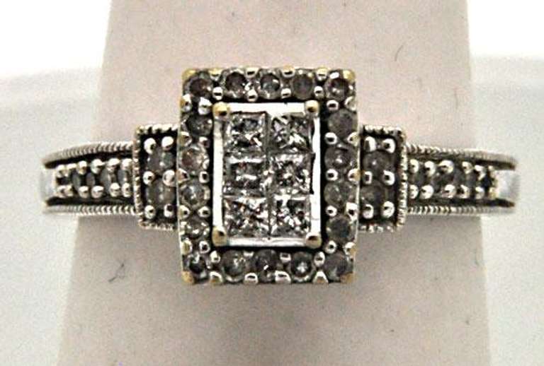 VERY CLASSY 10KT WHITE GOLD LADIES DIAMOND RING.