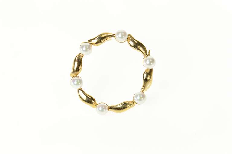 14K Yellow Gold Pearl Scalloped Round Statement Pendant