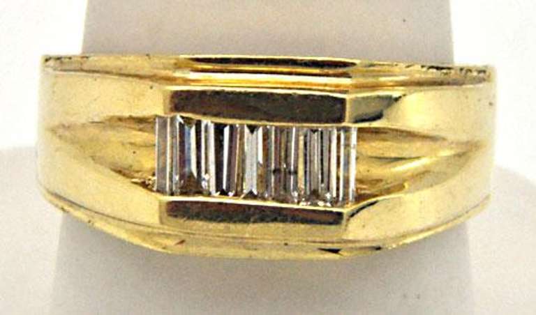 MEN'S 14KT YELLOW GOLD AND DIAMOND RING.