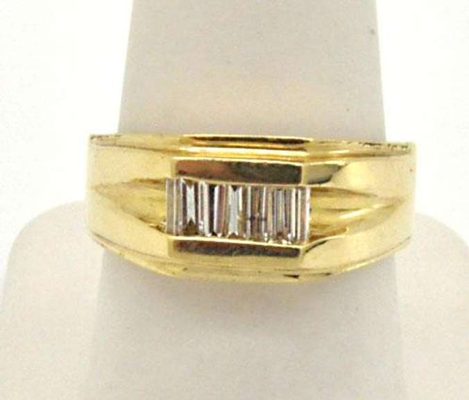 MEN'S 14KT YELLOW GOLD AND DIAMOND RING.