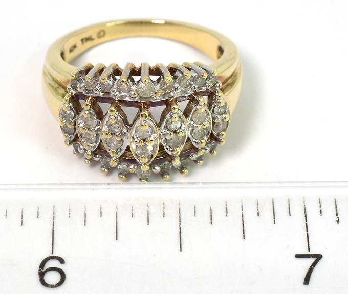Flashy Diamond Cluster Ring in Yellow Gold