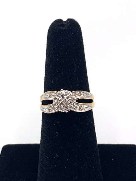 Ladies 10kt Yellow Gold Diamond Cluster Ring