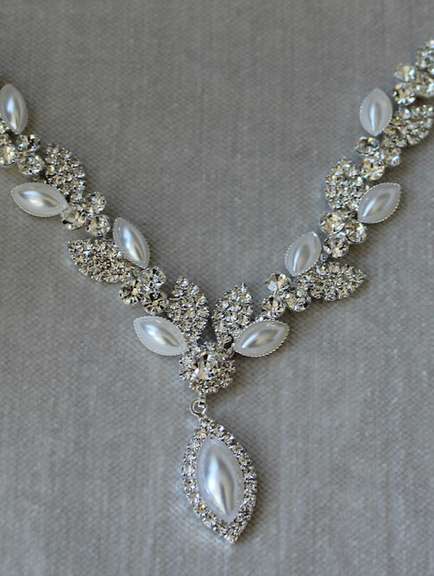 Set Of Fashion Jewelry Neck Lace And Earrings