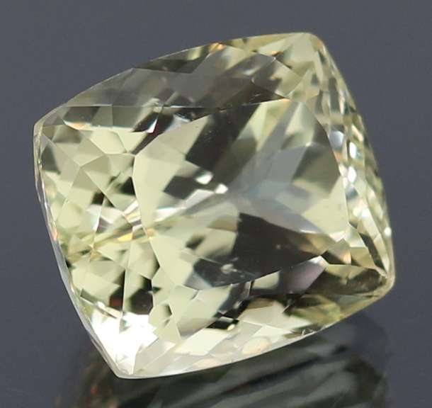 Remarkable 18.70ct high fire platinum blonde Kunzite