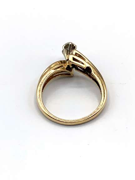 10kt Yellow Gold Marquise & Round Diamond Ring