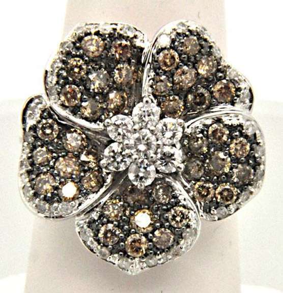 LADIES 14 KT WHITE GOLD FLOWER DIAMOND RING.