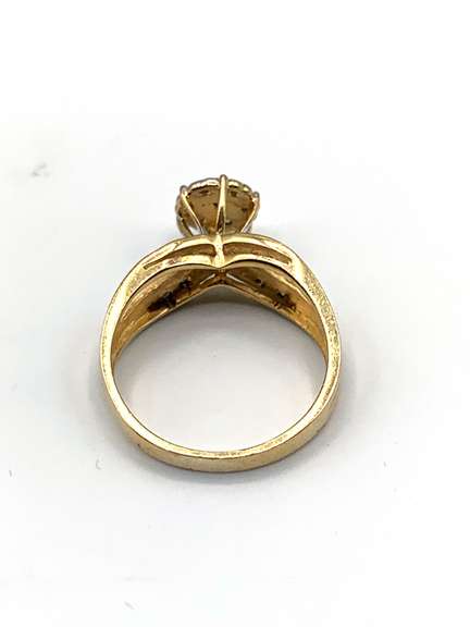 Ladies 10kt Yellow Gold Diamond Cluster Ring