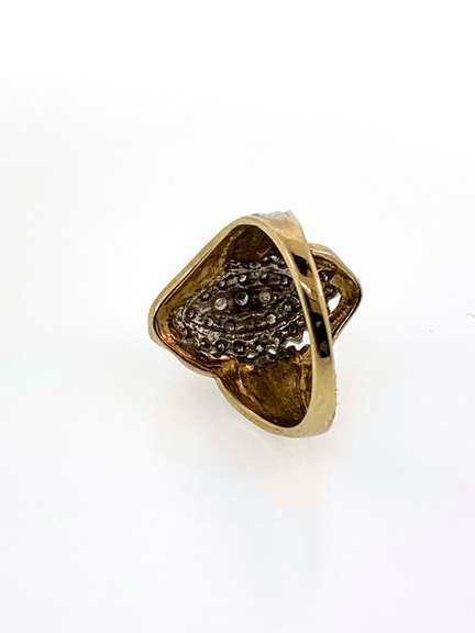 Fashionable 10kt Diamond Cluster Ring