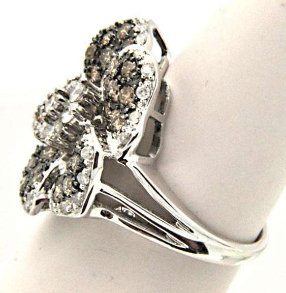 LADIES 14 KT WHITE GOLD FLOWER DIAMOND RING.