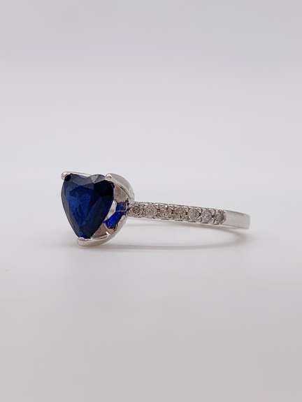 Gorgeous 14kt Gold Heart Shaped Blue Sapphire & Diamond Ring
