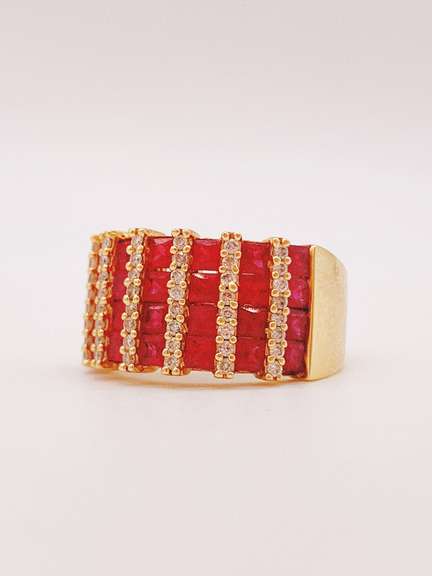 Beautiful 14kt Gold, Ruby, & Diamond Ring