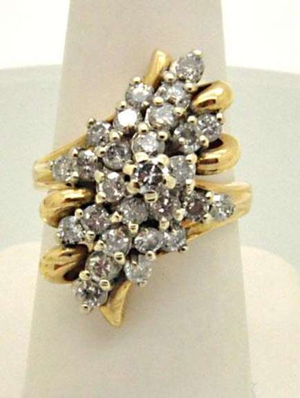LADIES 14K GOLD AND DIAMOND CLUSTER RING