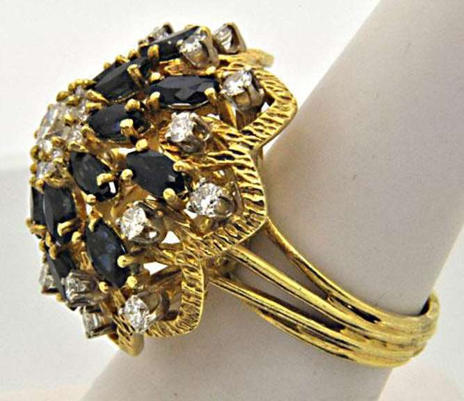 LADIES 18 KT DIAMOND AND SAPPHIRES PYRAMIDE RING.