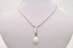 18 KT WHITE GOLD DIAMOND AND PEARL NECKLACE.
