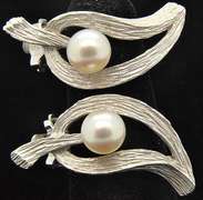 Attractive Vintage 14kt Gold Pearl Leaf Motif Earrings