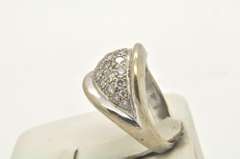 LADIES 18 KT WHITE GOLD DIAMOND RING