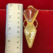 21kt Ladies Brooch with Gemstone