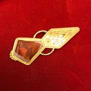 21kt Ladies Brooch with Gemstone