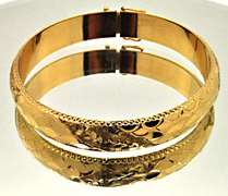 LADIES 18K ROSE GOLD BANGLE BRACELET.