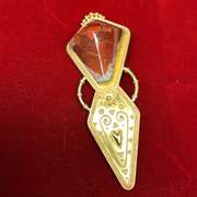 21kt Ladies Brooch with Gemstone