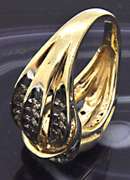 LADIES 10 KT GOLD AND DIAMOND RING.