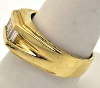 MEN'S 14KT YELLOW GOLD AND DIAMOND RING.