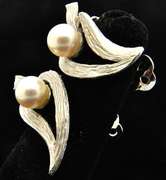 Attractive Vintage 14kt Gold Pearl Leaf Motif Earrings