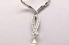 18 KT WHITE GOLD DIAMOND AND PEARL NECKLACE.