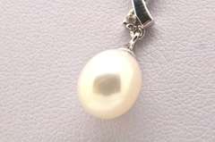 18 KT WHITE GOLD DIAMOND AND PEARL NECKLACE.