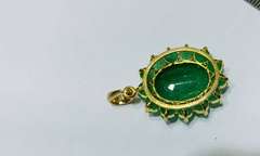 Beautiful 8.0 Carat Emerald Pendant in 14kt Yellow Gold