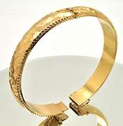 LADIES 18K ROSE GOLD BANGLE BRACELET.