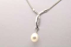 18 KT WHITE GOLD DIAMOND AND PEARL NECKLACE.