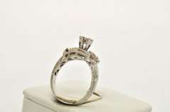 LADIES 14 KT WHITE GOLD DIAMOND RING