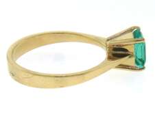 Graceful 18kt Emerald Cut Emerald Ring