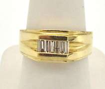 MEN'S 14KT YELLOW GOLD AND DIAMOND RING.