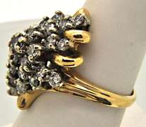 LADIES 14K GOLD AND DIAMOND CLUSTER RING