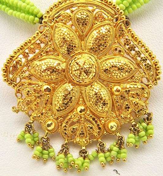 Gorgeous 22kt Gold Green Bead Necklace & Earring Set