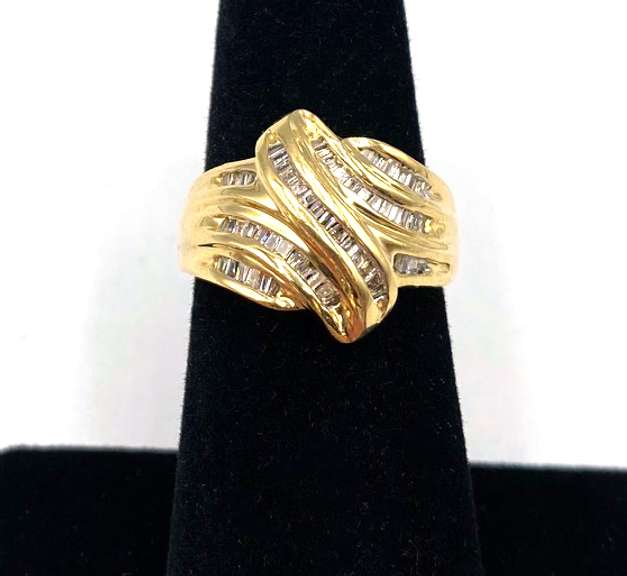 Appealing 14kt Yellow Gold Baguette Diamond Band Ring