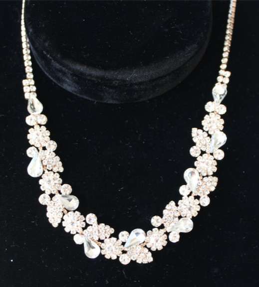 Set Of Fashion Jewelry Neck Lace And Earrings