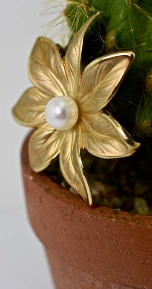 Well-Sculpted 18K Flower Brooch