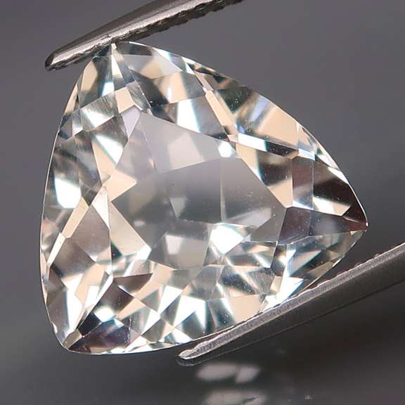 Magnificent 9.62ct diamond white Topaz
