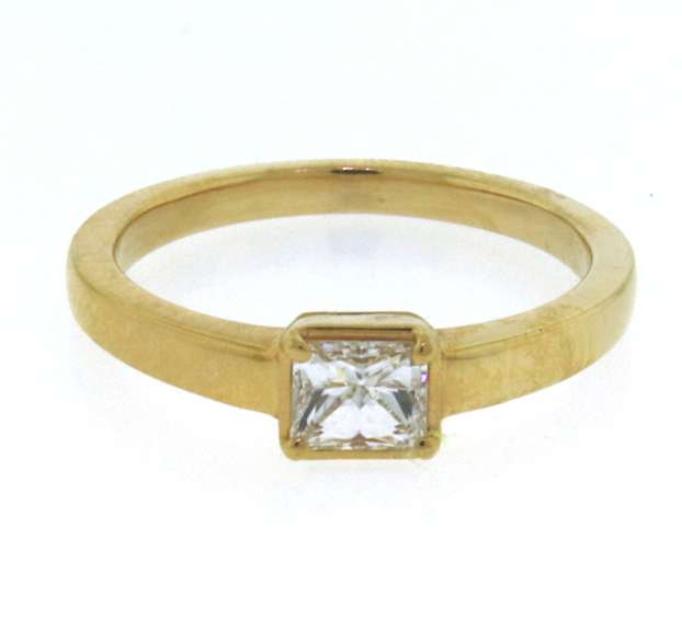 Outstanding Yellow Gold Princess Cut Diamond Ring