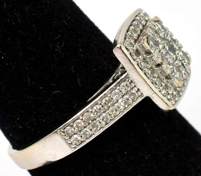 Striking 3/4CTW Diamond Halo Ring in 14KT White Gold