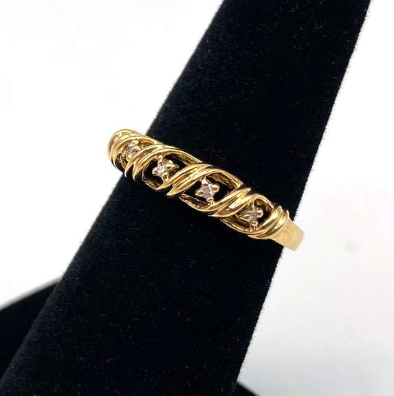 Cute 14kt Yellow Gold Diamond Ring