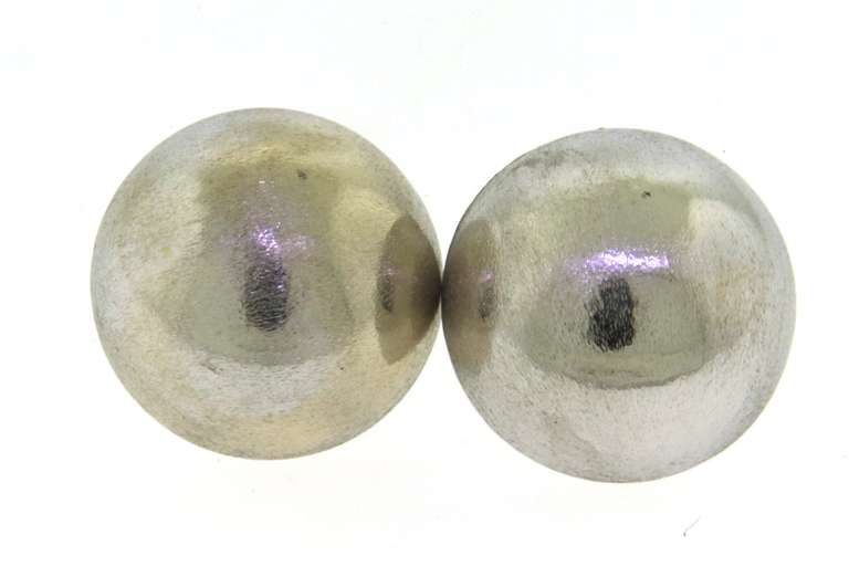 Charming 18kt White Gold Brushed Dome Earrings