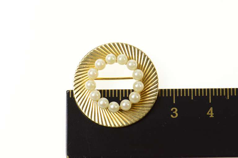 14K Yellow Gold Retro Classic Pearl Grooved Swirl Circle Pin/Brooch