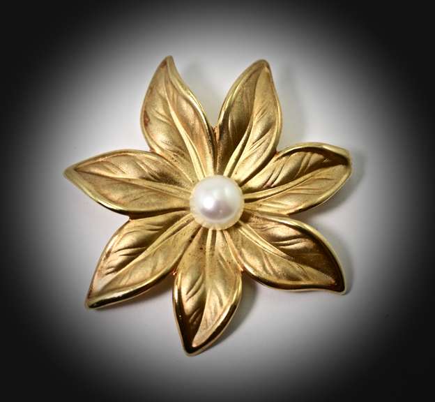 Well-Sculpted 18K Flower Brooch